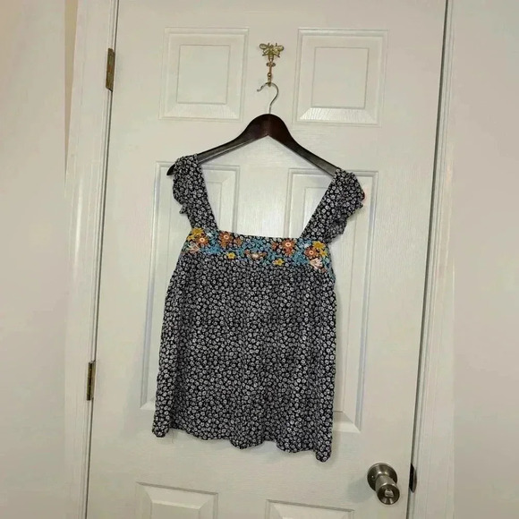 HAILEY & Co, cropped tank, size large, flare sleeves, floral, good condition - Picture 1 of 3